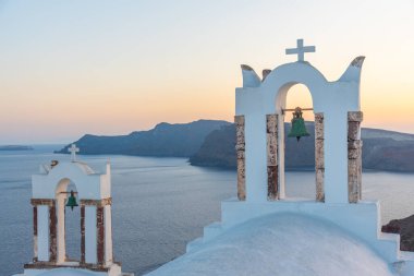 Ege Denizi 'ne bakan Oia Kilisesi, Yunanistan