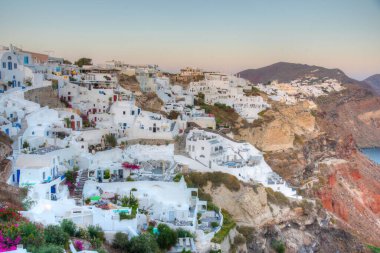 Yunanistan 'ın Santorini adasında Oia' nın günbatımı manzarası