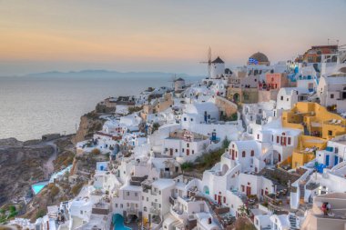 Yunanistan 'ın Santorini adasındaki Oia köyü üzerinde gün batımı
