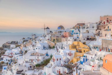 Yunanistan 'ın Santorini adasındaki Oia köyü üzerinde gün batımı