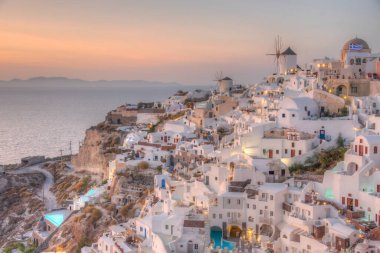 Yunanistan 'ın Santorini adasındaki Oia köyü üzerinde gün batımı