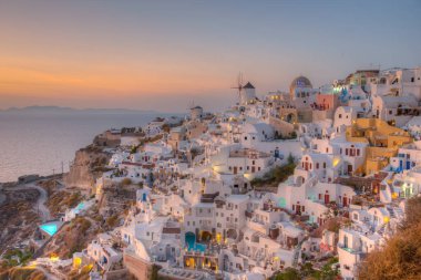 Yunanistan 'ın Santorini adasındaki Oia köyü üzerinde gün batımı