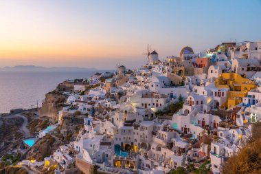Yunanistan 'ın Santorini adasındaki Oia köyü üzerinde gün batımı