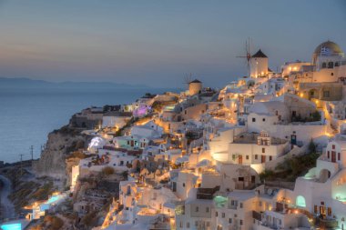 Yunanistan 'ın Santorini adasındaki Oia köyü üzerinde gün batımı