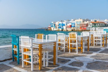 Yunanistan 'ın Mykonos kentinde Küçük Venedik' e bakan restoran
