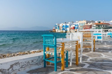 Yunanistan 'ın Mykonos kentinde Küçük Venedik' e bakan restoran