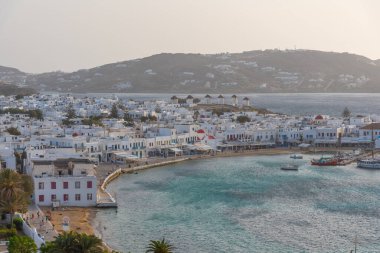 Yunanistan 'da Mykonos üzerinde gün batımı manzarası