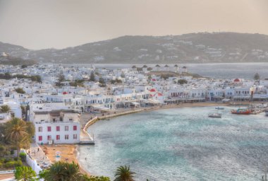 Yunanistan 'da Mykonos üzerinde gün batımı manzarası