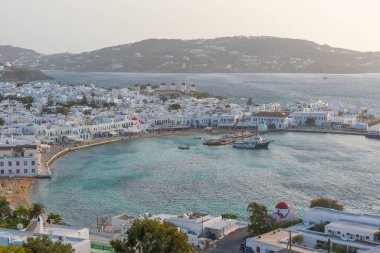 Yunanistan 'da Mykonos üzerinde gün batımı manzarası