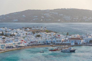 Yunanistan 'da Mykonos üzerinde gün batımı manzarası