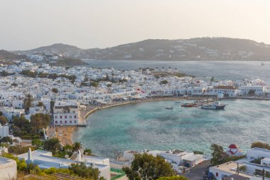 Yunanistan 'da Mykonos üzerinde gün batımı manzarası