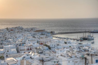 Yunanistan 'da Mykonos üzerinde gün batımı manzarası