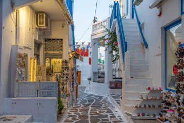 Yunanistan 'ın eski Mykonos kentindeki dar bir sokakta turist dükkanları