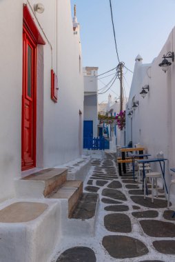 Yunanistan 'ın eski Mykonos kentindeki White Caddesi