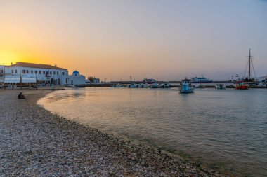 Yunanistan 'ın Mykonos kentinde bir plaj manzarası