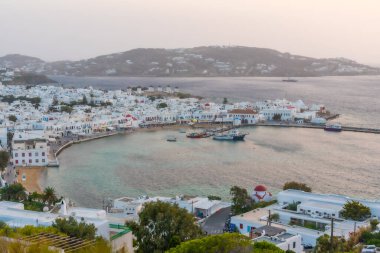 Yunanistan 'da Mykonos üzerinde gün batımı manzarası