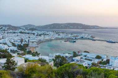 Yunanistan 'da Mykonos üzerinde gün batımı manzarası