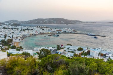 Yunanistan 'da Mykonos üzerinde gün batımı manzarası