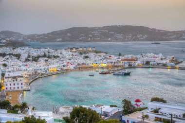 Yunanistan 'da Mykonos üzerinde gün batımı manzarası