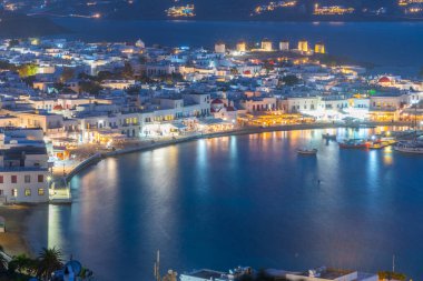 Yunanistan 'da Mykonos üzerinde gün batımı manzarası