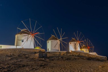Yunanistan 'ın Mykonos kentindeki Ege Denizi' ne bakan yel değirmenlerinin gece manzarası