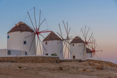 Yunanistan 'ın Mykonos kentinde Ege Denizi' ne bakan yel değirmenlerinin gün doğumu manzarası