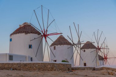 Yunanistan 'ın Mykonos kentinde Ege Denizi' ne bakan yel değirmenlerinin gün doğumu manzarası