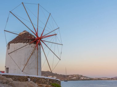 Yunanistan 'ın Mykonos kentinde Ege Denizi' ne bakan yel değirmenlerinin gün doğumu manzarası