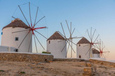 Yunanistan 'ın Mykonos kentinde Ege Denizi' ne bakan yel değirmenlerinin gün doğumu manzarası
