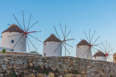 Yunanistan 'ın Mykonos kentinde Ege Denizi' ne bakan yel değirmenlerinin gün doğumu manzarası
