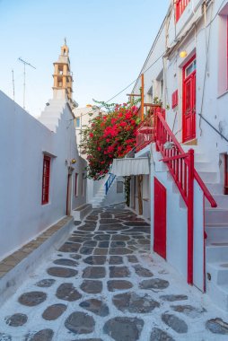 Yunanistan 'ın eski Mykonos kentindeki White Caddesi