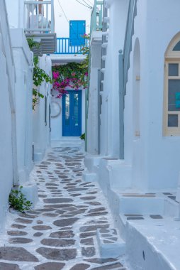 Yunanistan 'ın eski Mykonos kentindeki White Caddesi