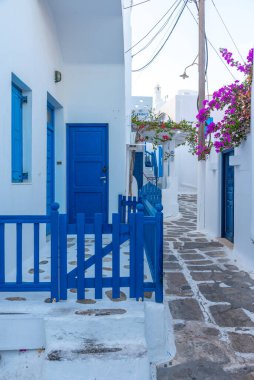 Yunanistan 'ın eski Mykonos kentindeki White Caddesi