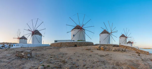 ギリシャのミコノス島で海を見下ろす風車の日の出ビュー — ストック写真