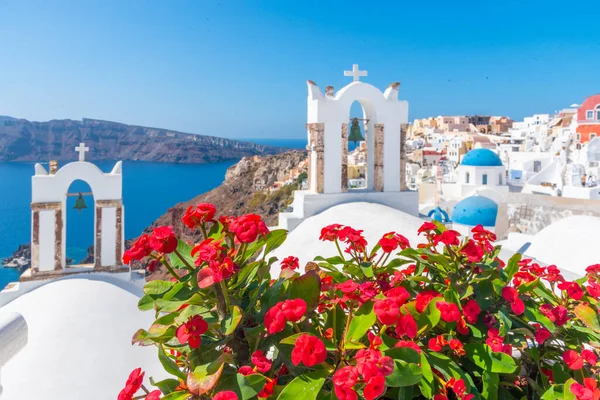 Yunanistan 'ın Santorini kentindeki Oia kasabasının kiliseleri ve mavi kupaları