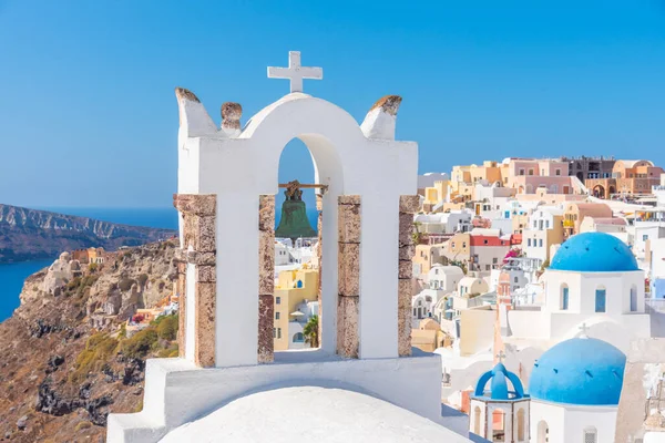 Yunanistan 'ın Santorini kentindeki Oia kasabasının kiliseleri ve mavi kupaları