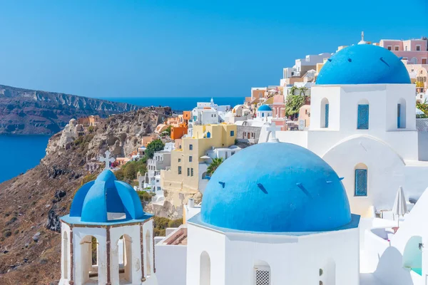 Yunanistan 'ın Santorini kentindeki Oia kasabasının kiliseleri ve mavi kupaları