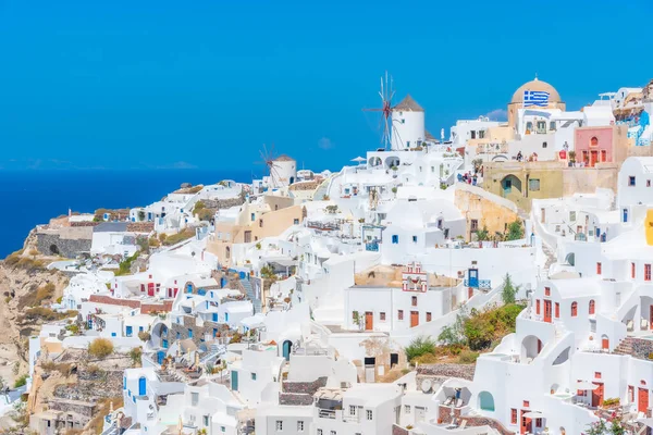 Yunanistan 'ın Santorini adasındaki Oia köyü üzerinde popüler manzara