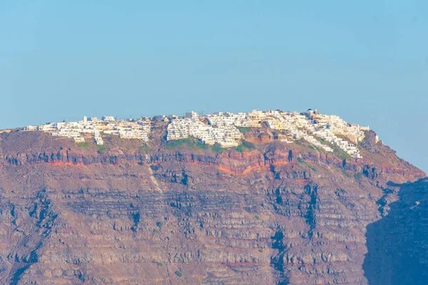 Yunanistan 'ın Santorini adasında kayalıklarda beyaz evler
