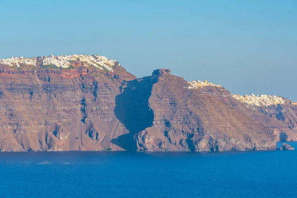 Yunanistan 'ın Santorini adasında kayalıklarda beyaz evler