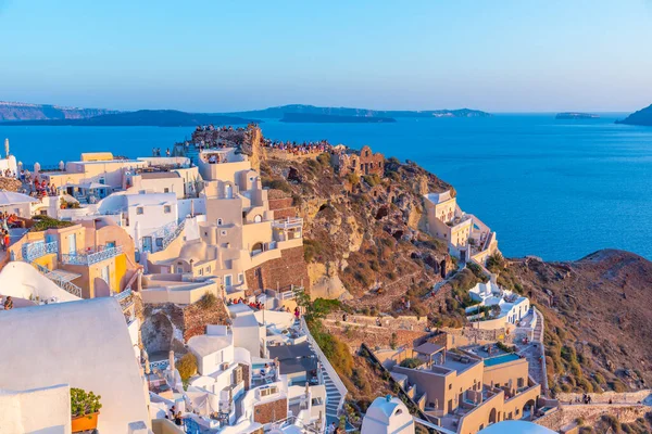 Yunanistan 'ın Santorini adasında Oia şatosuyla günbatımı manzarası