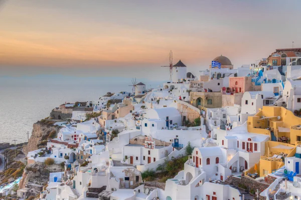 Yunanistan 'ın Santorini adasındaki Oia köyü üzerinde gün batımı