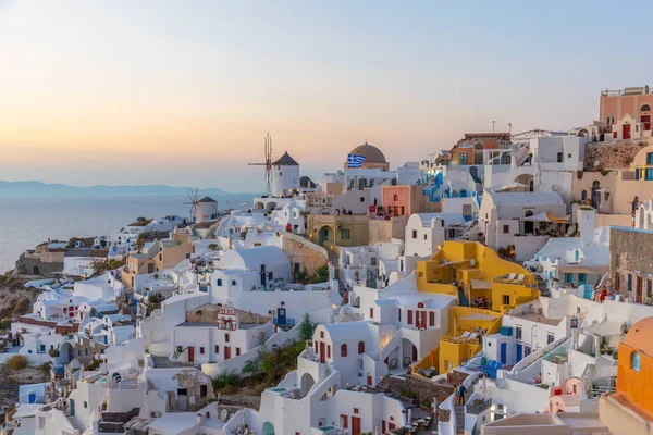 Yunanistan 'ın Santorini adasındaki Oia köyü üzerinde gün batımı