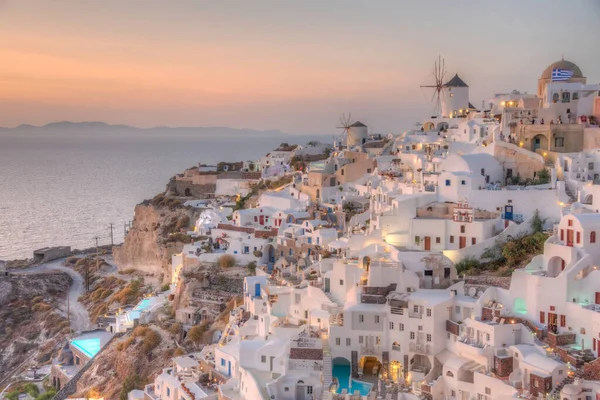 Yunanistan 'ın Santorini adasındaki Oia köyü üzerinde gün batımı