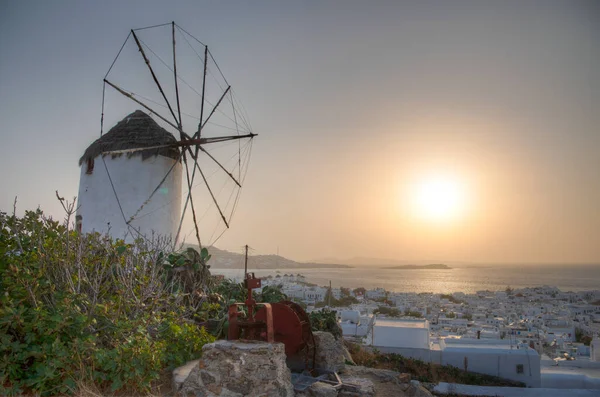 ギリシャのミコノス島にある白い風車 — ストック写真