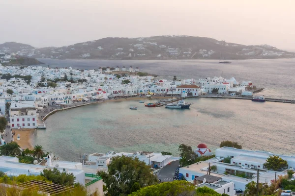 Yunanistan 'da Mykonos üzerinde gün batımı manzarası