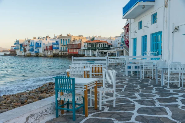 Yunanistan 'ın Mykonos kentinde Küçük Venedik' e bakan restoran