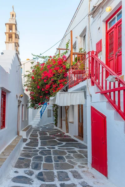 Yunanistan 'ın eski Mykonos kentindeki White Caddesi