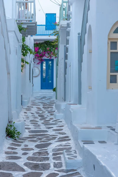 Yunanistan 'ın eski Mykonos kentindeki White Caddesi
