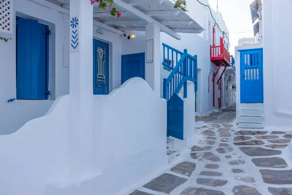 Yunanistan 'ın eski Mykonos kentindeki White Caddesi